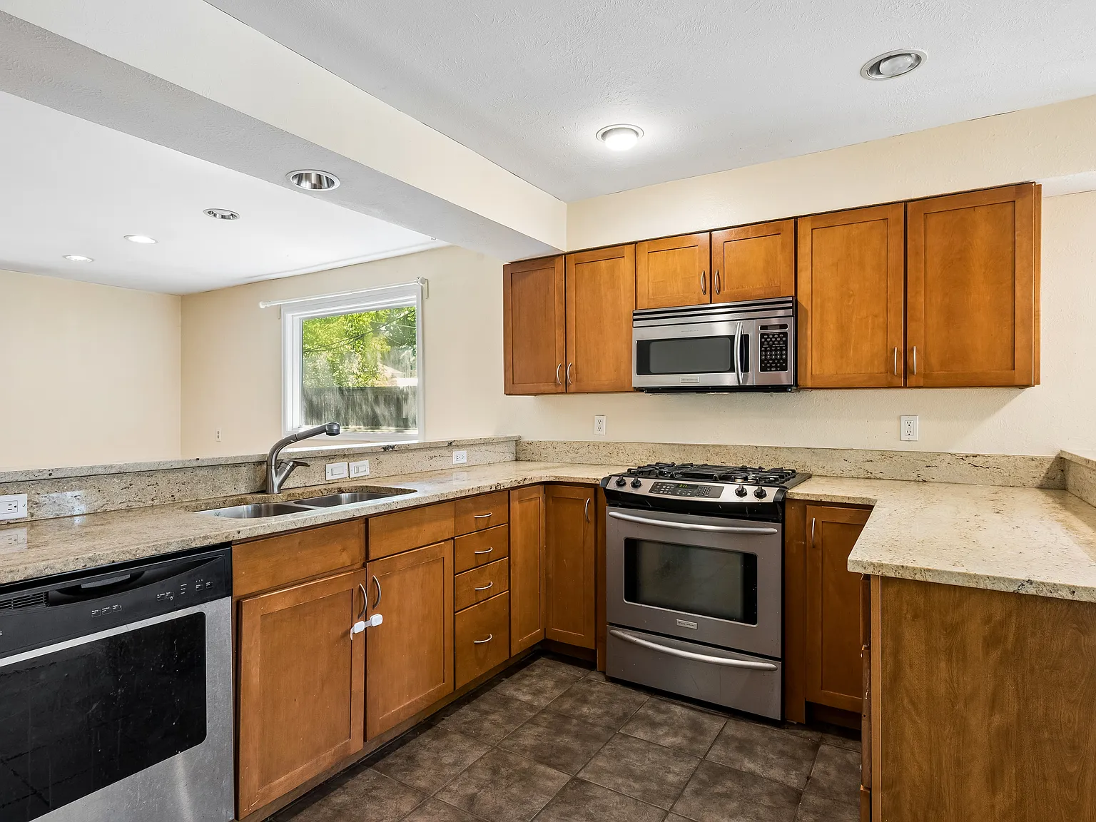 3 bed, 1250 sqft, $2,880 — Photo 2