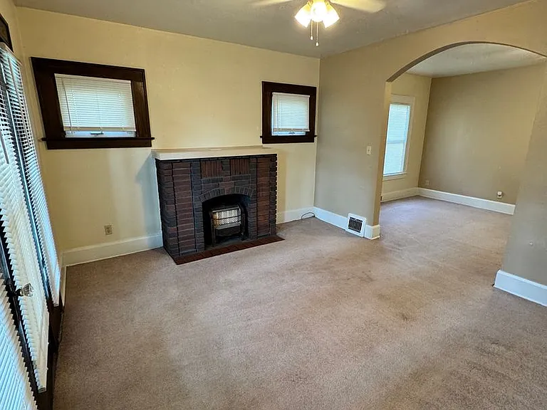 207 E Broadway Ave — Photo 3