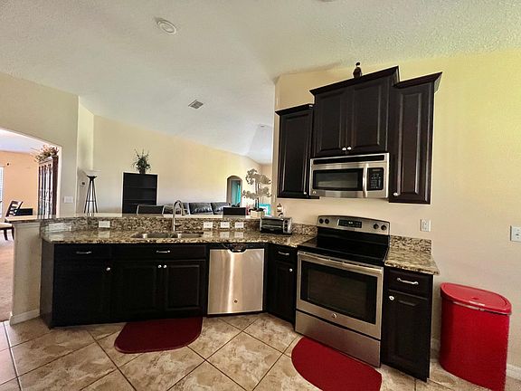 5th image of 10103 Count Fleet Dr