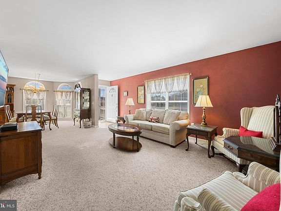 3rd image of 75 Oak Ridge Ln