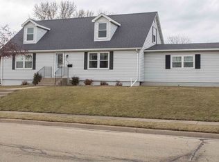 1044 Patricia Ann Dr, Dubuque, IA 52003