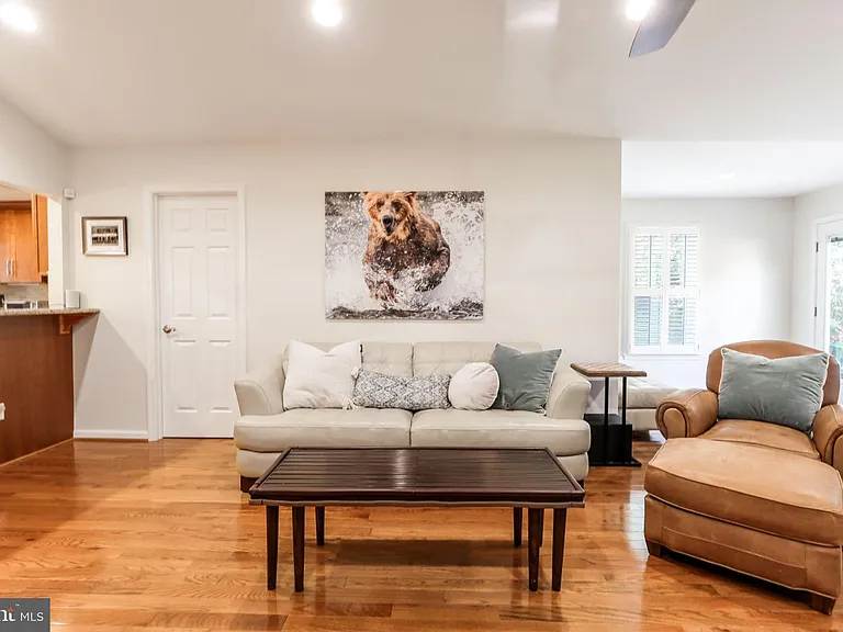 8011 Jackson Rd — Photo 16