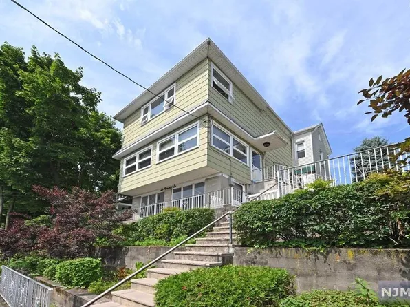606 5th St, Carlstadt, NJ 07072