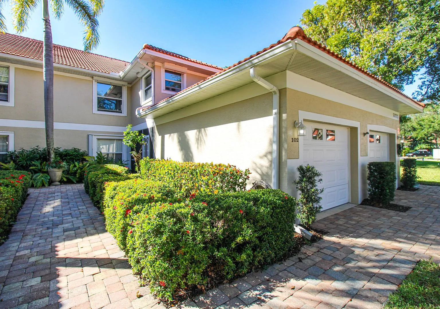 Beautiful** First-Floor Condo In The Heart Of North Naples Seasonal Rental — Photo 3