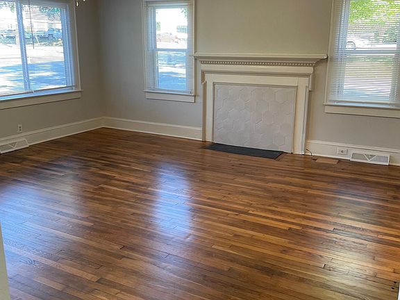 Living room space 16_7_ x 16_2_.