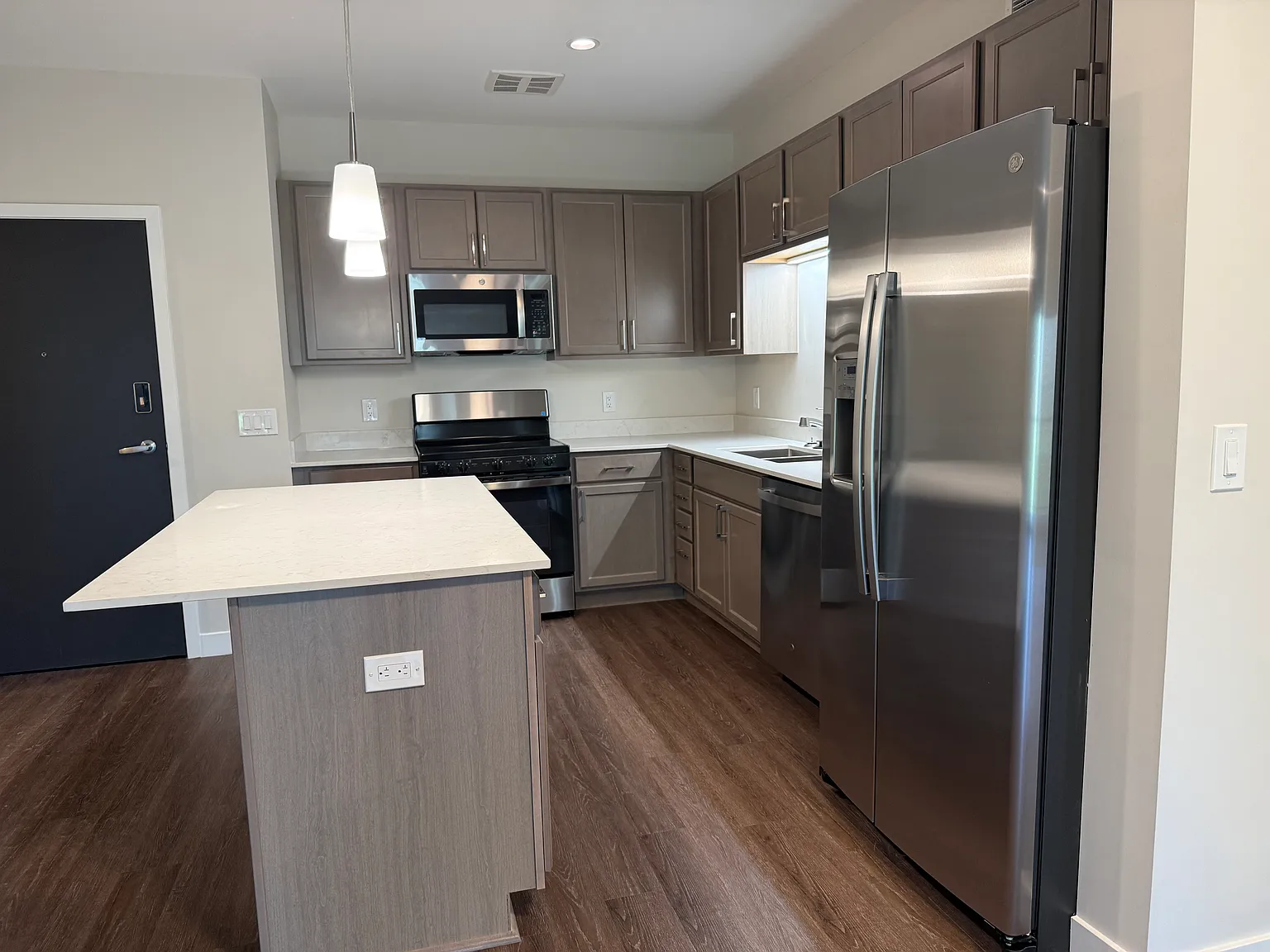 3 bed, 1323 sqft, $2,997 — Photo 4