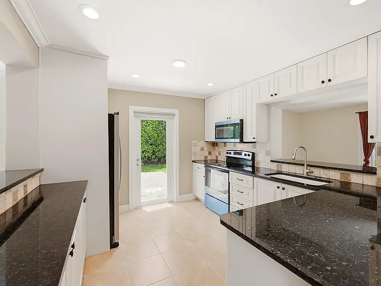 2811 NE 16th St — Photo 9