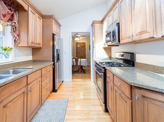 3rd image of 1606 E Liberty Dr
