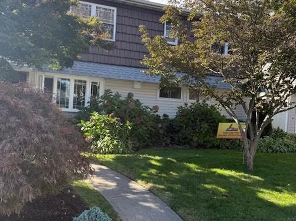 112 Gun Lane, Levittown, NY 11756