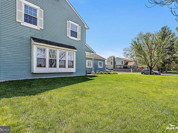 4th image of 100 Thornwood Dr