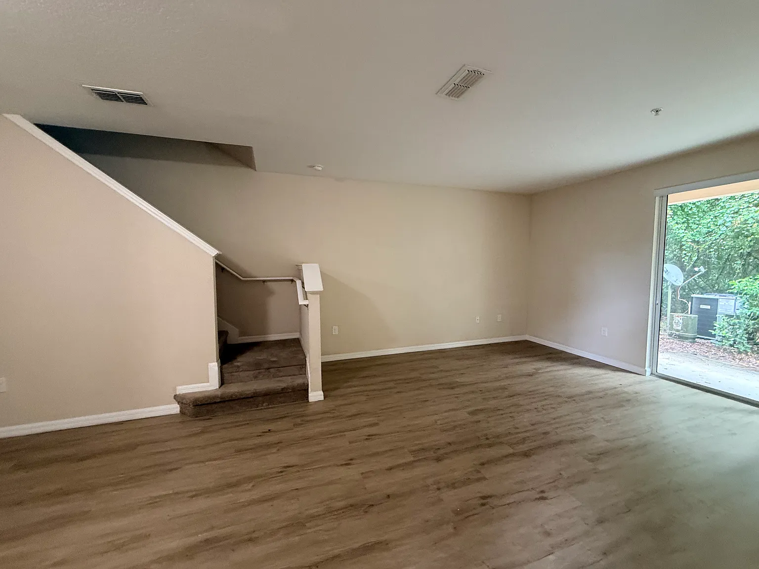 3 bed, 2.5 bath, 1671 sqft, $2,100 — Photo 2
