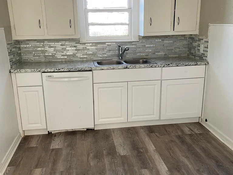 703 E Broadway Ave — Photo 10