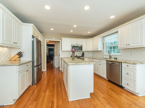 3rd image of 7 Natalie Dr