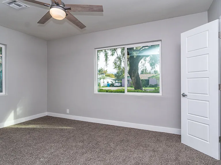 2514 E Indianola Ave — Photo 28