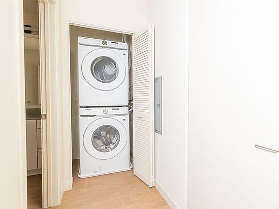 5th image of 240 W Macarthur Blvd #203