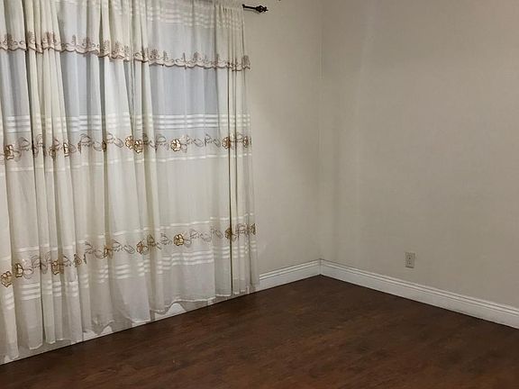 3rd image of 1029 Lexham Ave