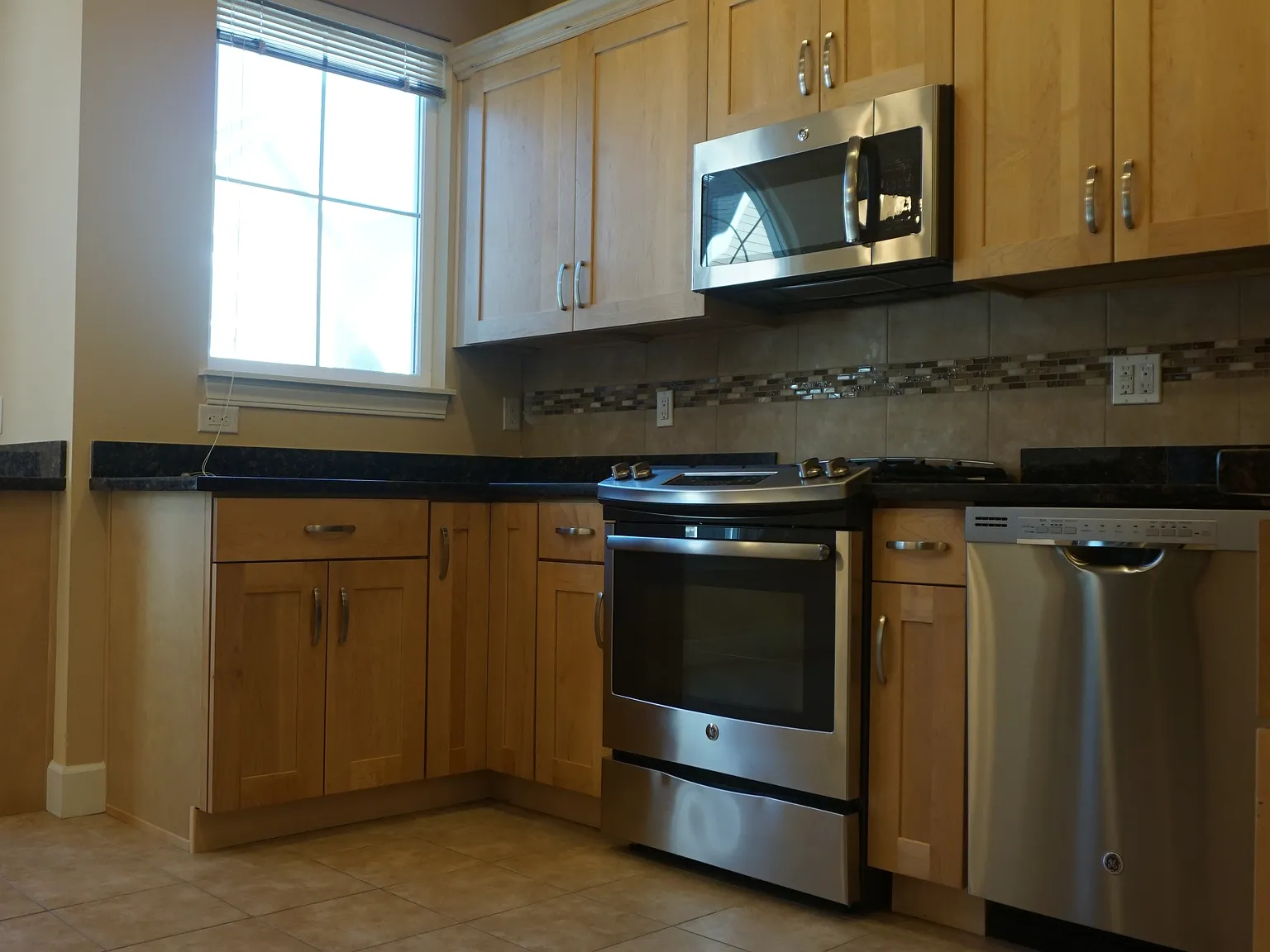 3 bed, 2.5 bath, 1524 sqft, $4,900 — Photo 2