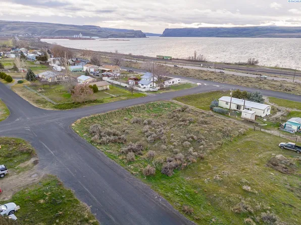 Douglas Way, Wallula, WA 99363