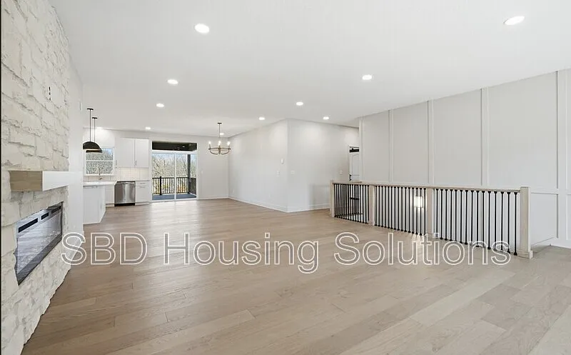 5 bed, 3.5 bath, 4102 sqft, $4,600 — Photo 2