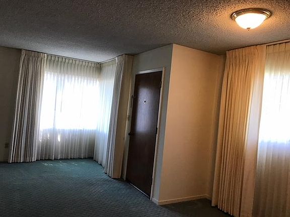 5th image of 1090 Chanticleer Ave