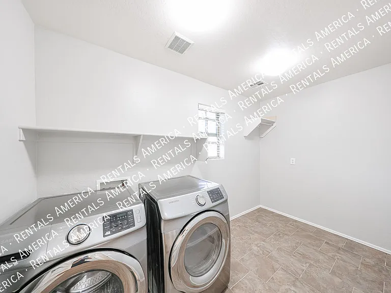 4563 E Oxford Ln — Photo 32
