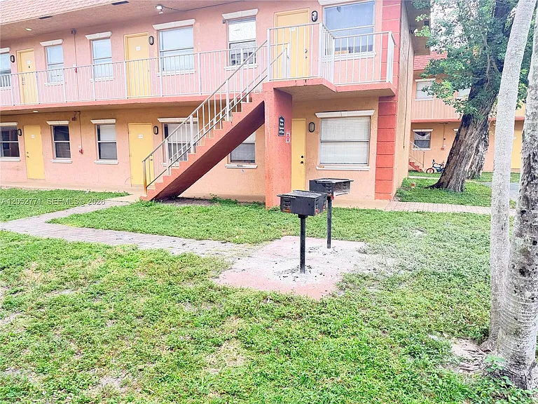 101 NE 41st St #B35 — Photo 2