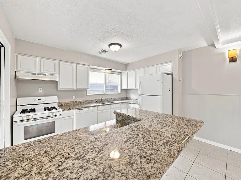 914 Martha St — Photo 11