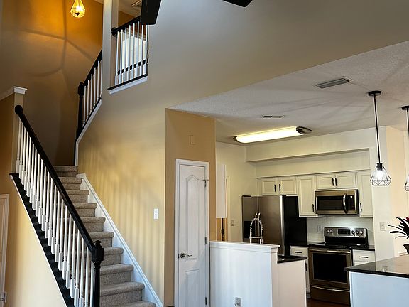 4th image of 822 Oak Springs Ct