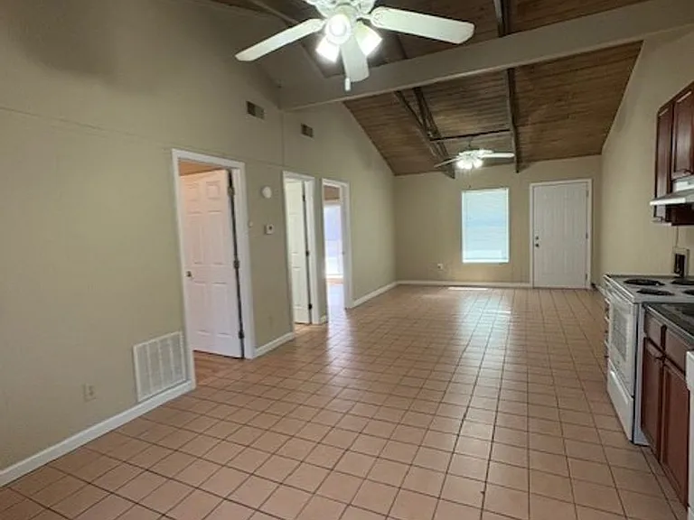 415 Circle Dr NE — Photo 2
