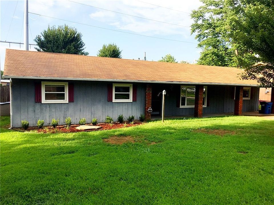 1st image of 923 SE 10th St