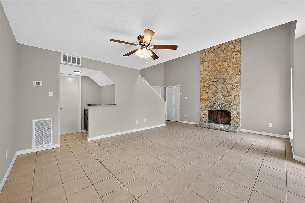 3 bed, 2.5 bath, 1728 sqft, $1,600 — Photo 2
