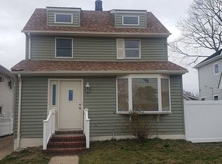 29 Pine St, Oceanside, NY 11572