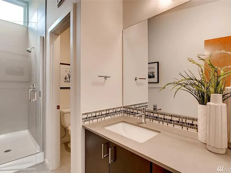 3rd floor Master Bathroom