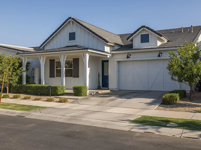 10209 E Thistle Ave — Photo 2