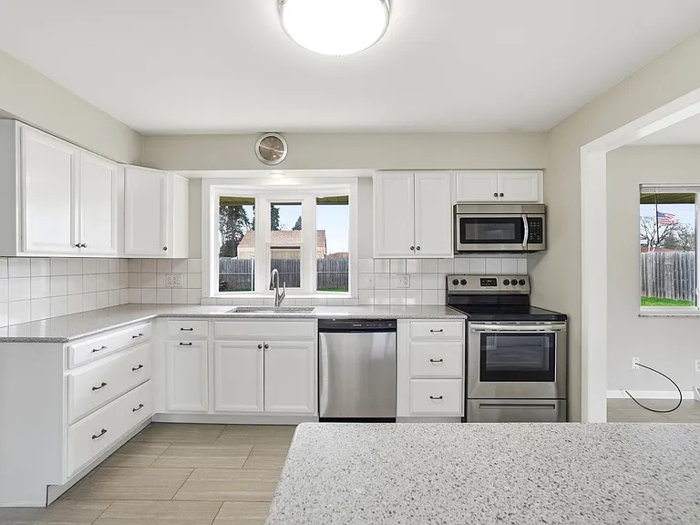 5159 Grosse Point Pkwy — Photo 10