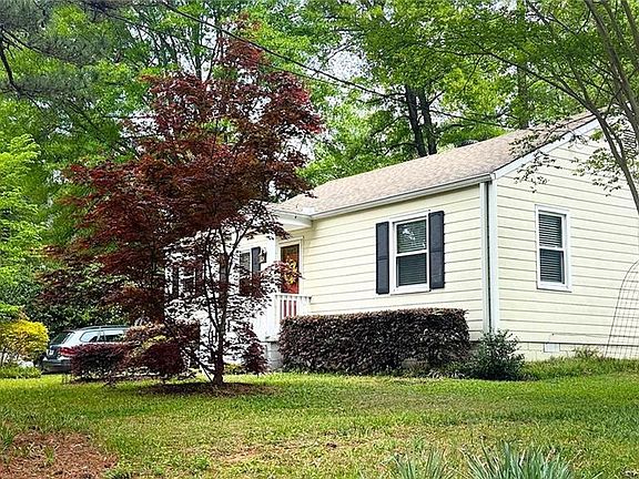 3rd image of 811 Scott Cir