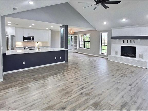 3rd image of 806 Melissa Ct