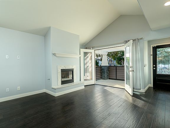 3rd image of 736 N Wilton Pl