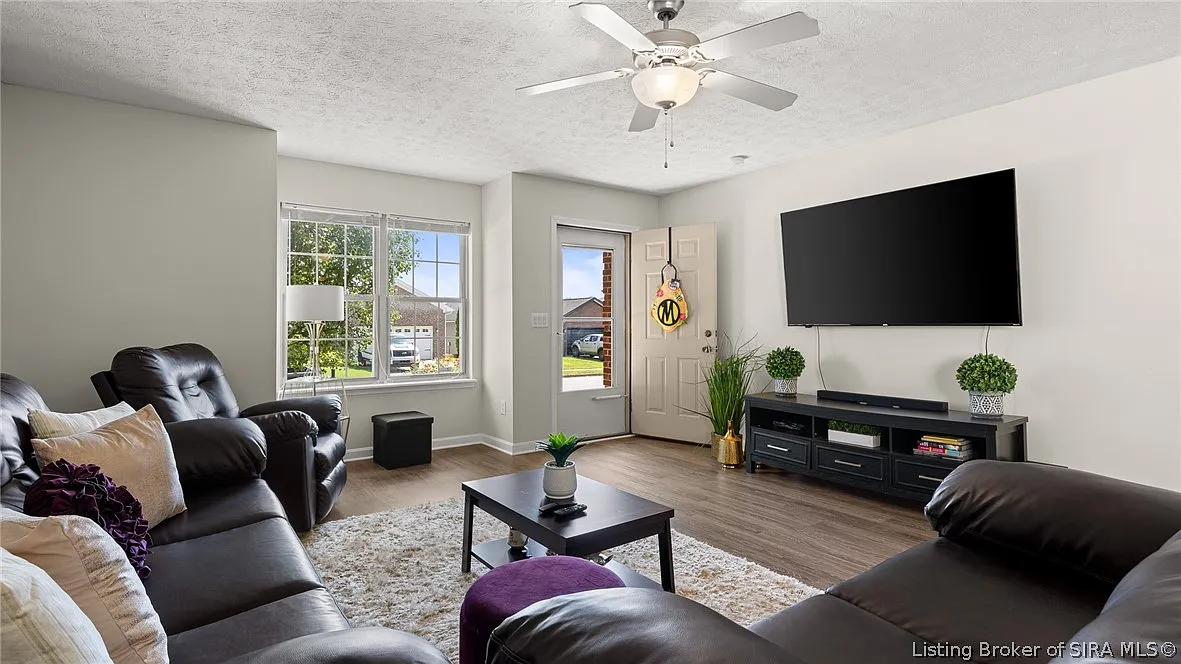 3 bed, 2.0 bath, 1304 sqft, $2,300 — Photo 4