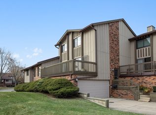 15 Lakeview Ct, Willowbrook, IL 60527