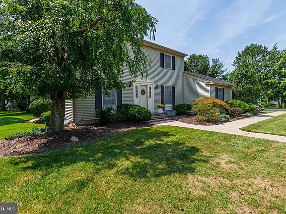 2nd image of 802 W Lane Cir