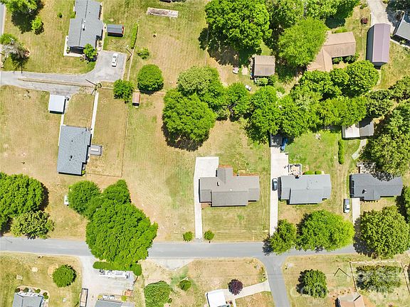 3rd image of 607 Wren Rd