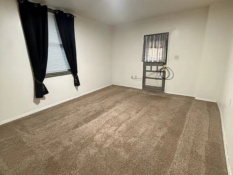 402 W Mercury St — Photo 10