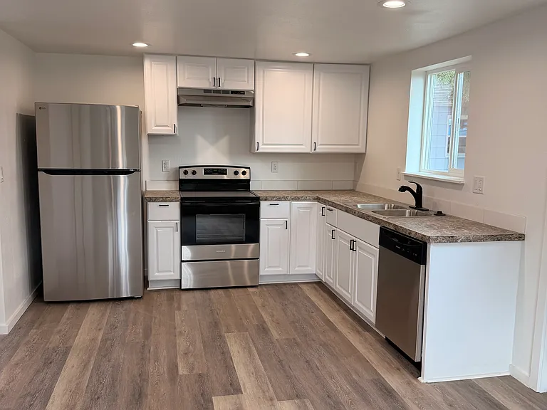 2890 Silverton Rd NE — Photo 2