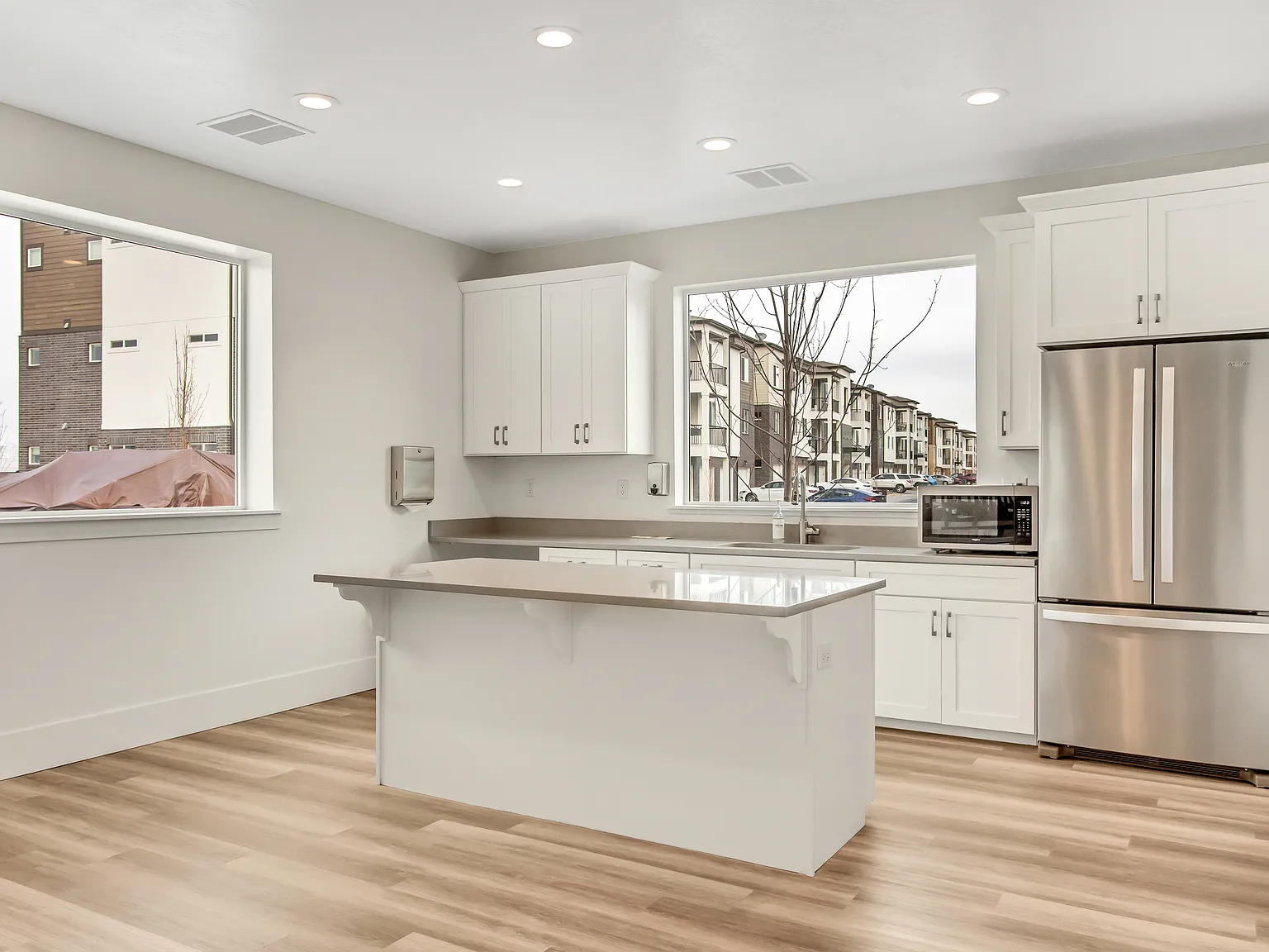 5 bed, 3.5 bath, 2296 sqft, $3,199 — Photo 4