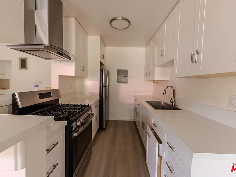 1426 S Orange Grove Ave — Photo 5