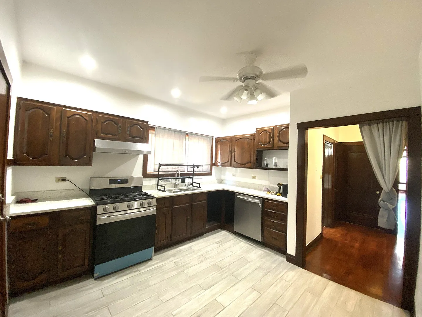2 bed, 1100 sqft, $1,800 — Photo 2