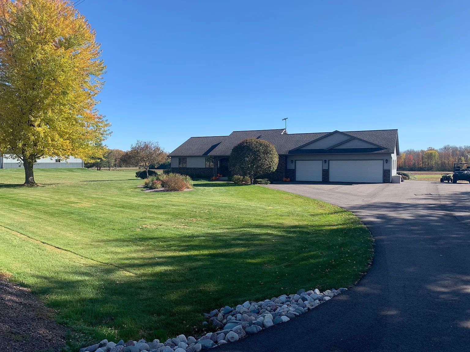 3 bed, 2450 sqft, $2,400 — Photo 4