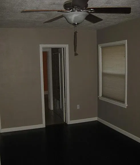937 E Halliday St — Photo 9