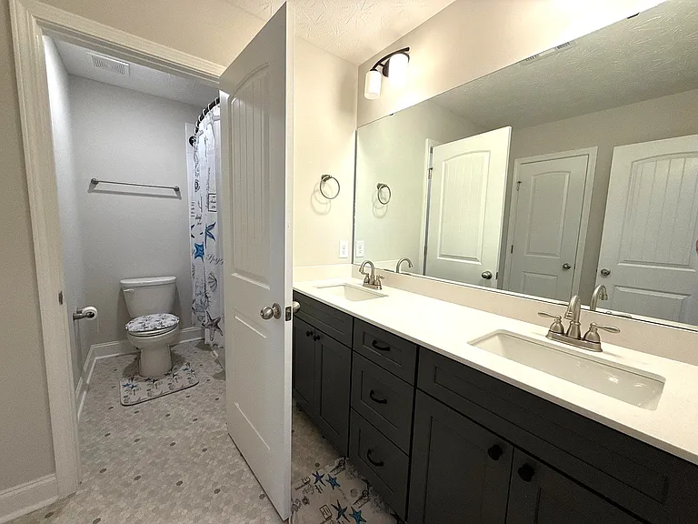 Upstairs Full Bath 1